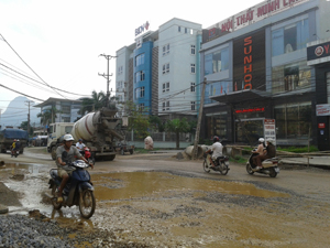 Người dân khó khăn khi tham gia giao thông trên tuyến đường Lê Thánh Tông (TPHB).